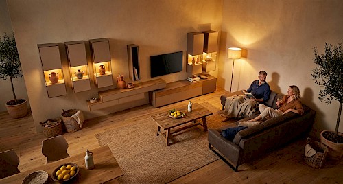 Anrei Puro Wohnwand mit Sideboard und Vitrine in Asteiche und Farbglas