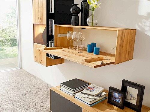 Anrei Puro Wohnwand mit Sideboard und Vitrine in Asteiche und Farbglas