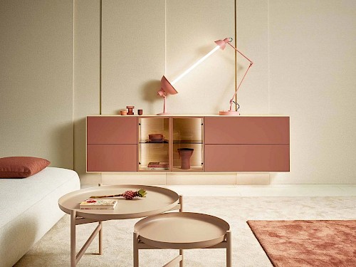 Anrei Puro Wohnwand mit Sideboard und Vitrine in Asteiche und Farbglas