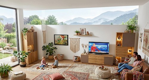 Anrei Puro Wohnwand mit Sideboard und Vitrine in Asteiche und Farbglas