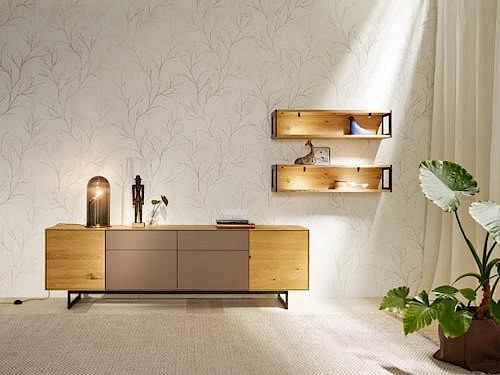 Anrei Puro Wohnwand mit Sideboard und Vitrine in Asteiche und Farbglas