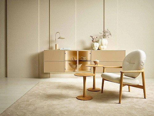 Anrei Puro Wohnwand mit Sideboard und Vitrine in Asteiche und Farbglas