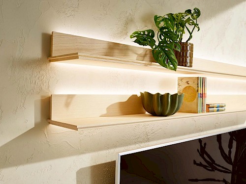 Anrei Puro Wohnwand mit Sideboard und Vitrine in Asteiche und Farbglas