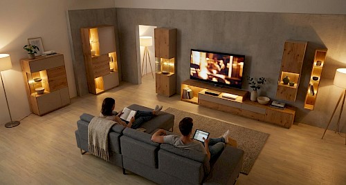 Anrei Puro Wohnwand mit Sideboard und Vitrine in Asteiche und Farbglas