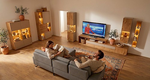 Anrei Puro Wohnwand mit Sideboard und Vitrine in Asteiche und Farbglas