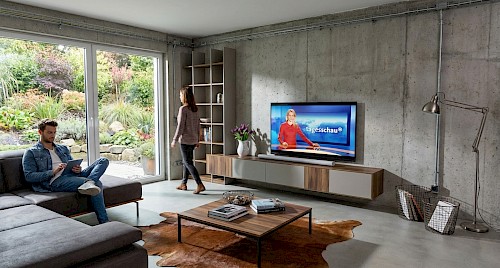 Anrei Puro Wohnwand mit Sideboard und Vitrine in Asteiche und Farbglas