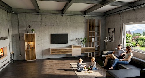 Anrei Puro Wohnwand mit Sideboard und Vitrine in Asteiche und Farbglas