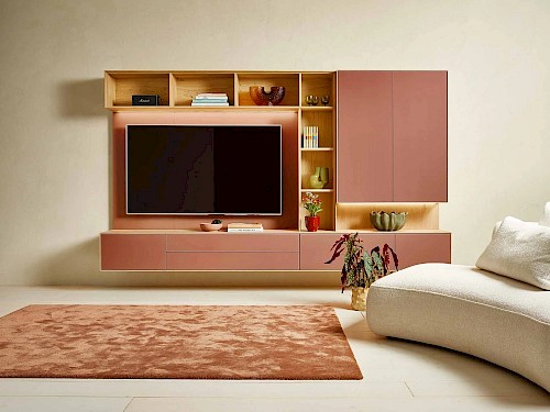 Anrei Puro Wohnwand mit Sideboard und Vitrine in Asteiche und Farbglas