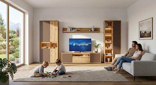 Anrei Puro Wohnwand mit Sideboard und Vitrine in Asteiche und Farbglas