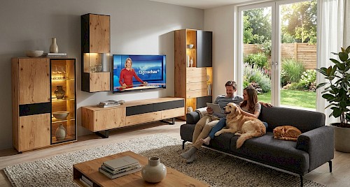 Anrei Puro Wohnwand mit Sideboard und Vitrine in Asteiche und Farbglas