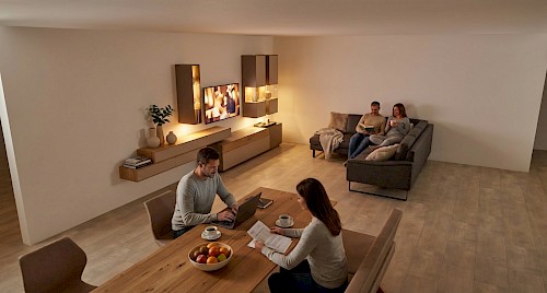 Anrei Puro Wohnwand mit Sideboard und Vitrine in Asteiche und Farbglas