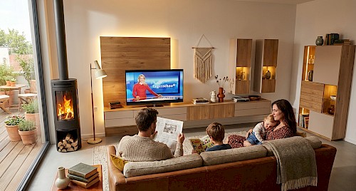 Anrei Puro Wohnwand mit Sideboard und Vitrine in Asteiche und Farbglas