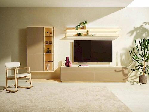 Anrei Puro Wohnwand mit Sideboard und Vitrine in Asteiche und Farbglas