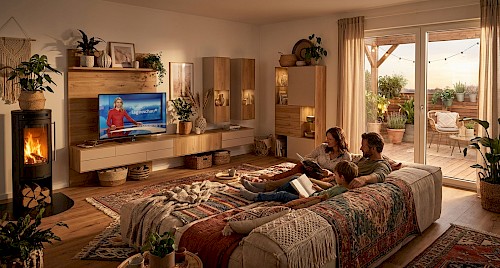 Anrei Puro Wohnwand mit Sideboard und Vitrine in Asteiche und Farbglas