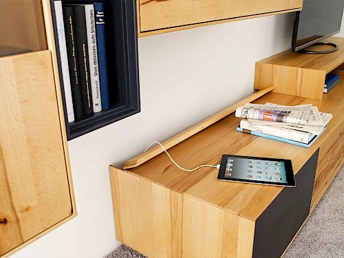 Anrei Puro Wohnwand mit Sideboard und Vitrine in Asteiche und Farbglas